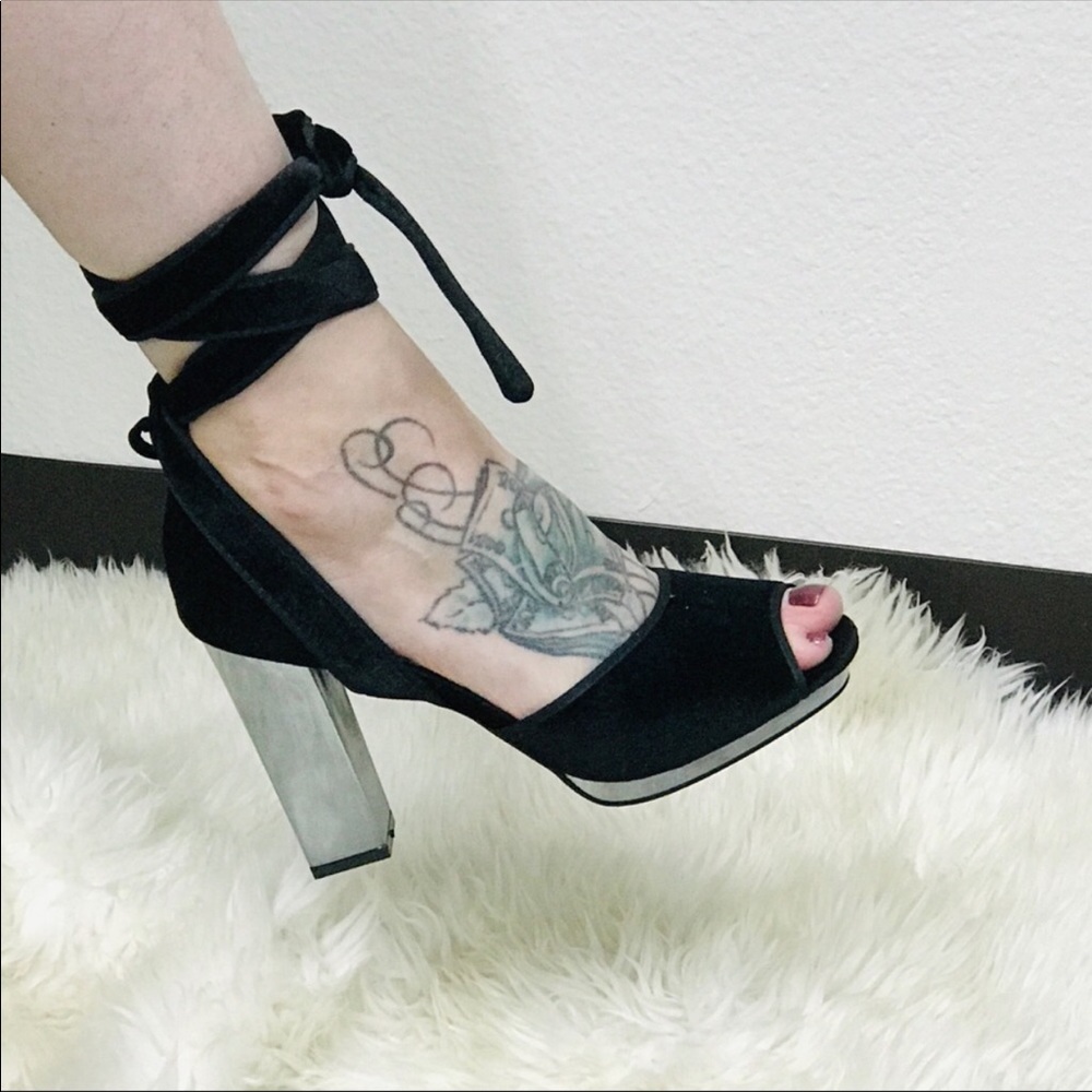 Adorable Velour Ankle Wrap Block heels - Picture 5 of 8